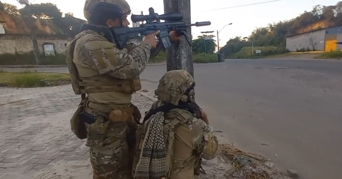 Policias durante Operação Fauda