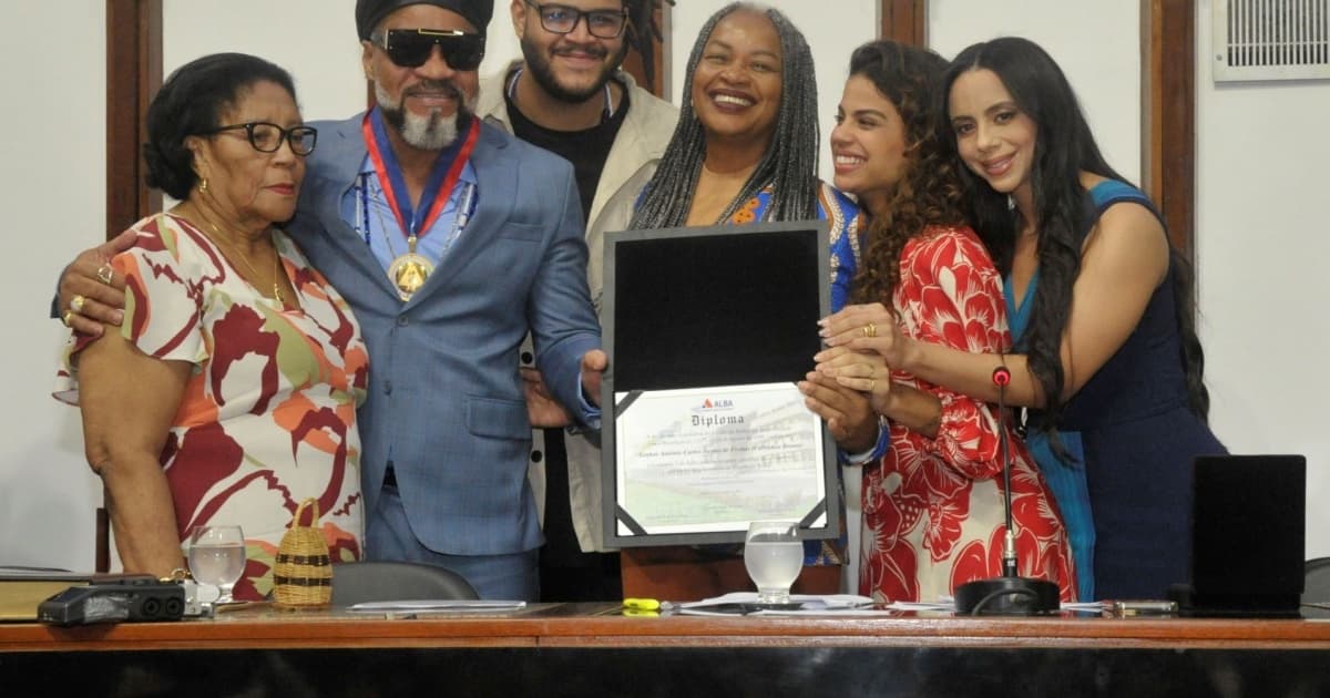 Carlinhos Brown recebendo Comenda Dois de Julho