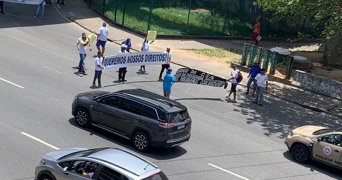 Protesto de ex-trabalhadores da CSN provoca congestionamento na região da Rodoviária de Salvador