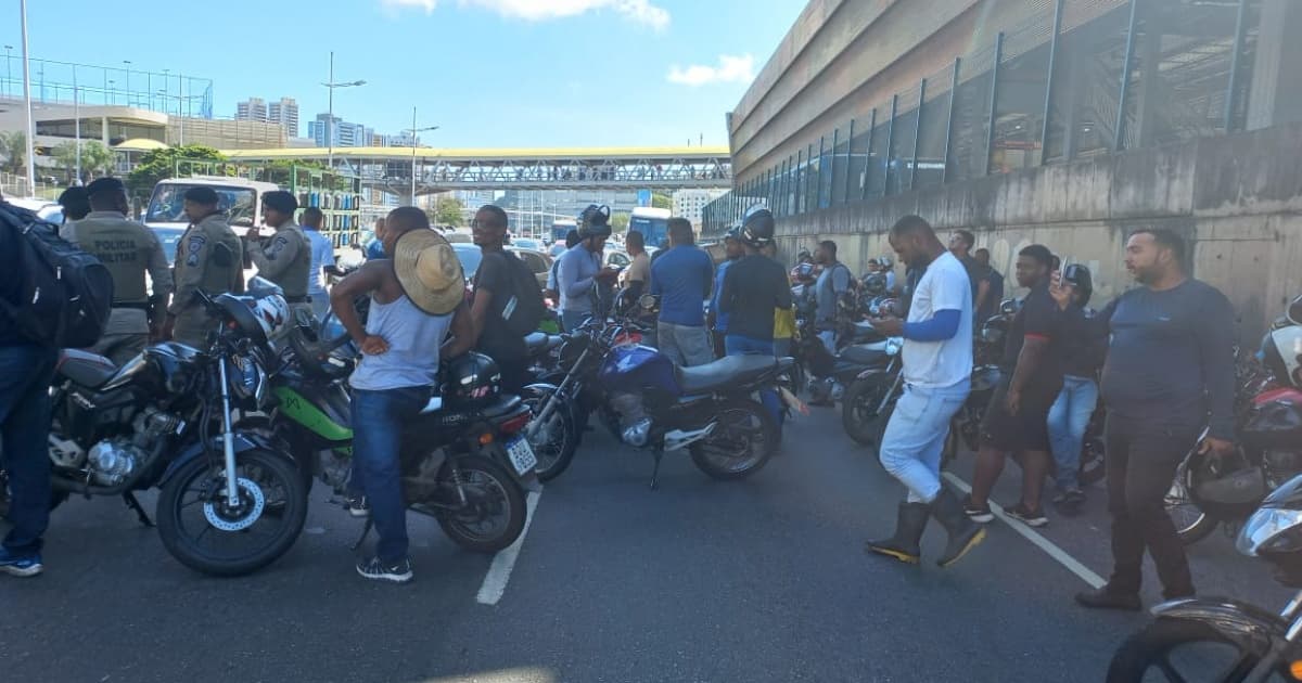 VÍDEO: Protesto de motociclistas por aplicativo contra prefeitura trava Avenida ACM nesta segunda