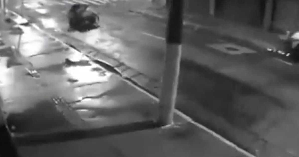 VÍDEO: carro se divide ao meio após bater em poste durante suposta perseguição policial