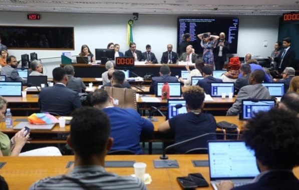 Com voto de deputados baianos, comissão da Câmara aprova projeto que proíbe casamento homoafetivo