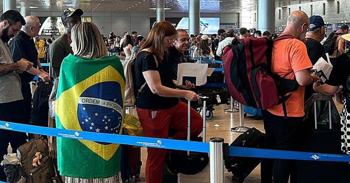 Avião com brasileiros resgatados em Israel chega em Brasília 