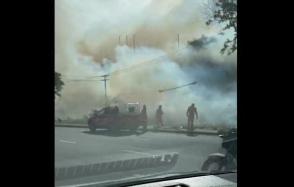 VÍDEO: Incêndio de grandes proporções atinge vegetação na Avenida Bonocô