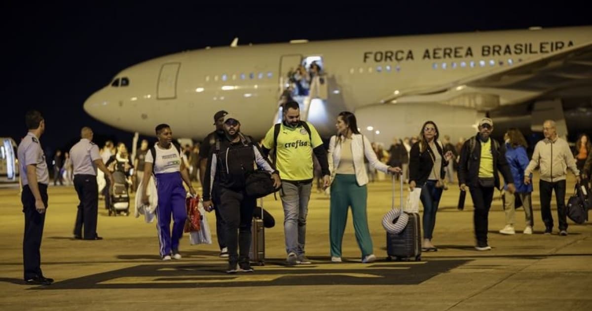 Brasileiros chegam a Brasília vindos de Israel