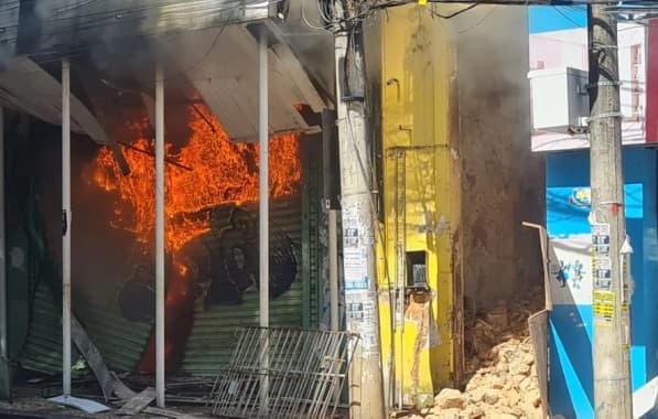 Casarão e loja de roupas pegam fogo na Avenida Sete, em Salvador