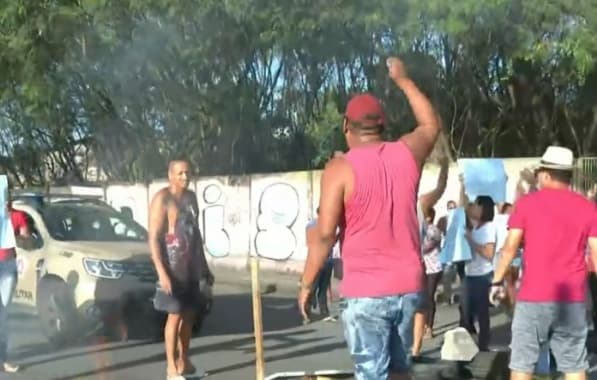 Em protesto, manifestantes bloqueiam trecho da Estrada Velha do Aeroporto