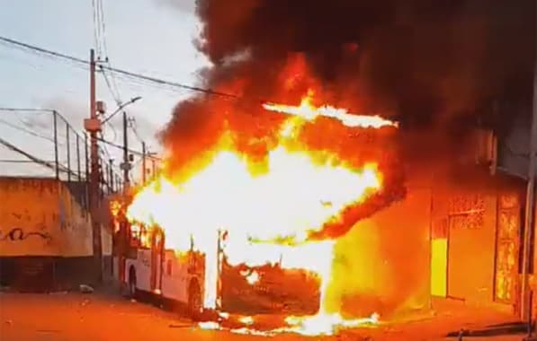 VÍDEO: Ônibus é incendiado em Cajazeiras e serviço é interrompido no bairro; Semob indica vandalismo