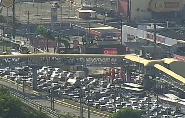 Interdição no viaduto Raul Seixas deixa trânsito travado na região da Avenida ACM