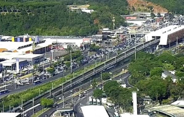 Trânsito no viaduto Raul Seixas é parcialmente liberado, mas congestionamento continua na região da Avenida ACM