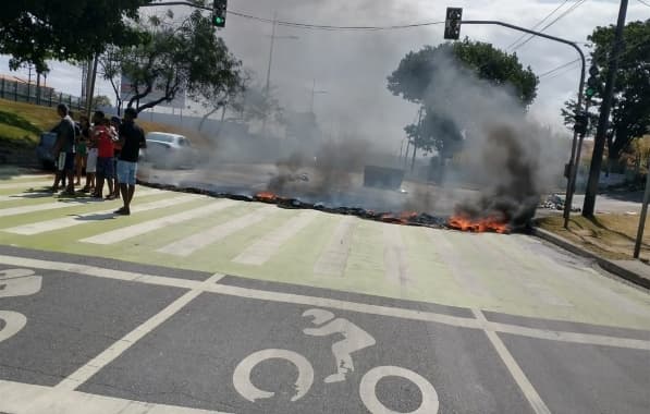 VÍDEO: Manifestantes ateiam fogo em pneus durante protesto na Avenida Paralela nesta quinta-feira
