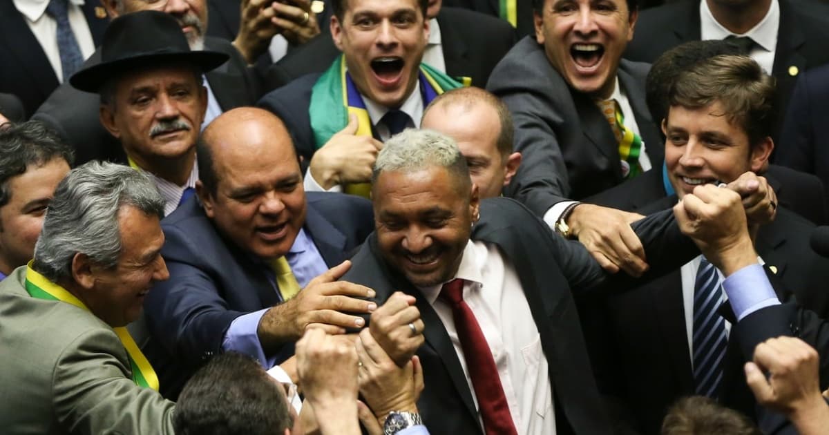 tirica rodeado de deputados comemorando feliz