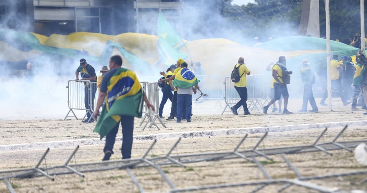 confusão, fumaça, bandeira do brasil no ato golpista 