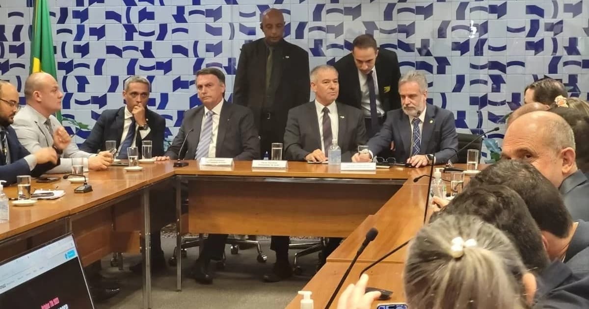 bolsonaro enfezado na frente de diversas bandeiras