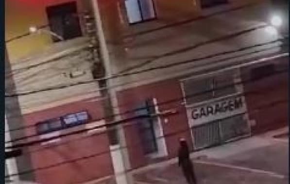 Homem é flagrado fazendo confusão na porta do motel em Salvador; assista