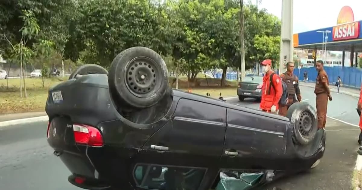 Motorista perde controle da direção e carro capota na descida do Horto Florestal, em Salvador