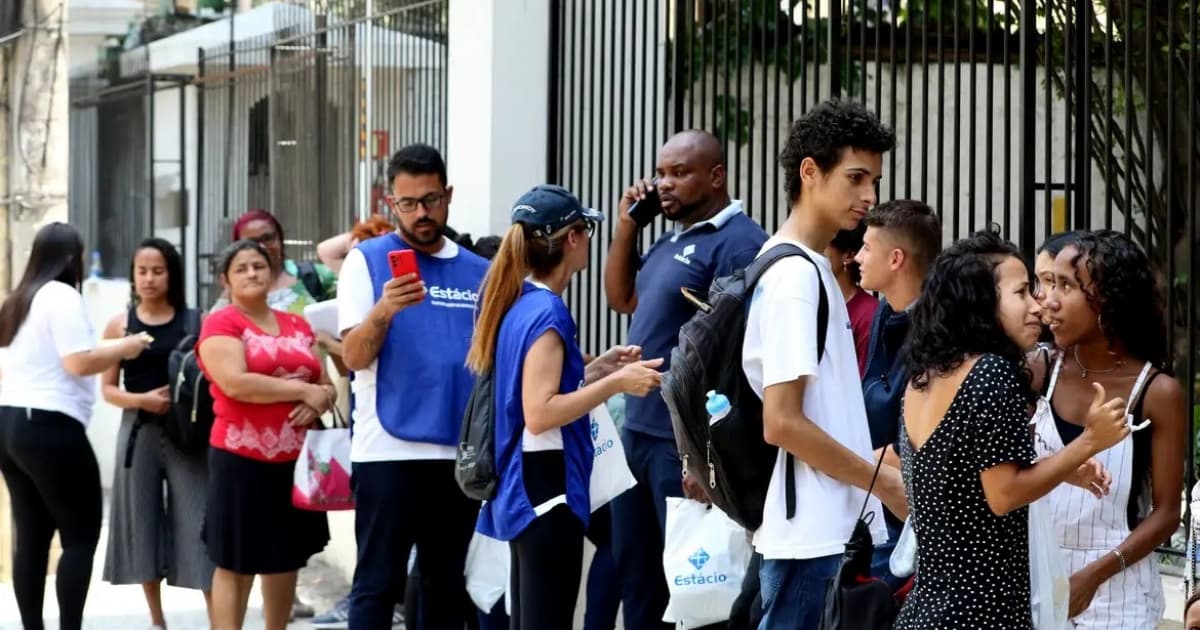 estudantes na porta da escola para fazer enem vestibular