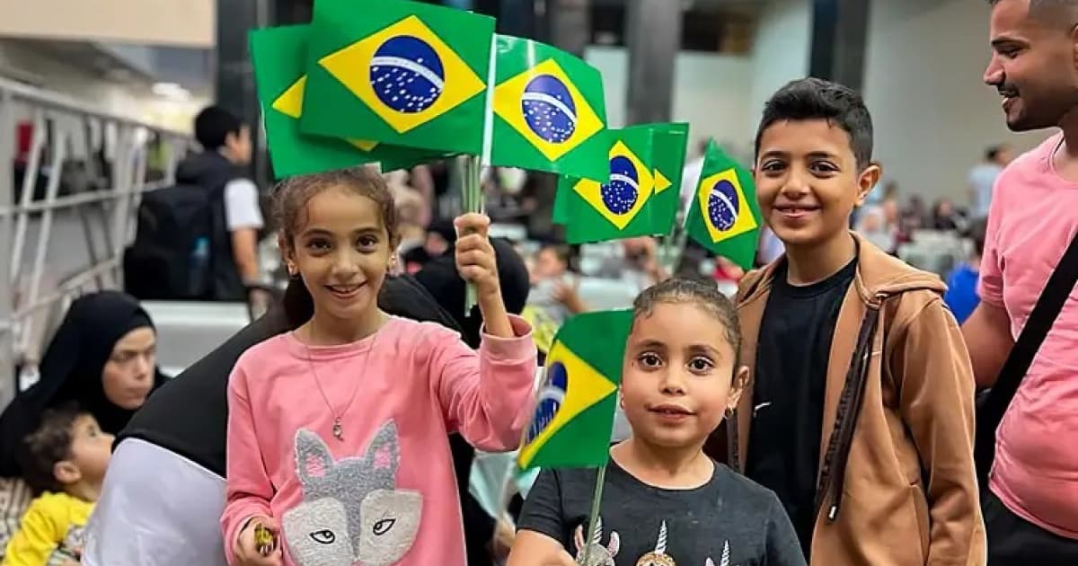 crianças com bandeira do brasil