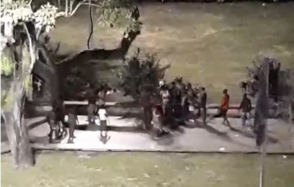 VÍDEO: Suspeito de roubo é agredido por multidão na Praça da Piedade, no Centro de Salvador