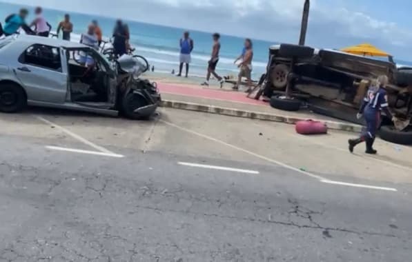 Três pessoas ficam feridas em acidente entre carros na orla de Salvador