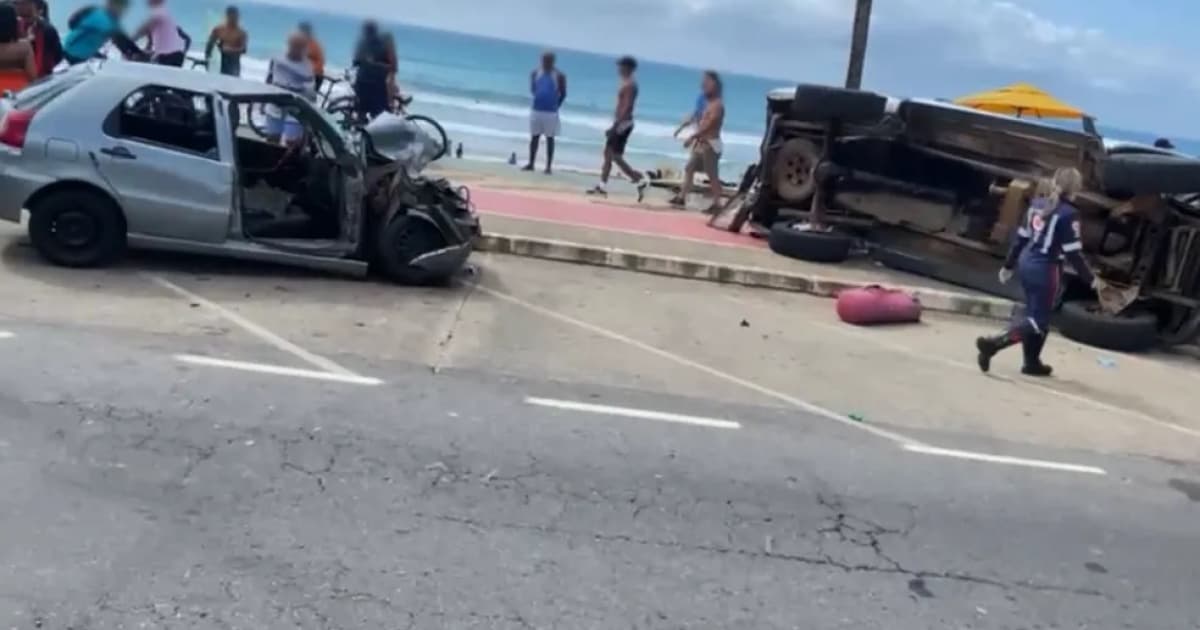 Três pessoas ficam feridas em acidente entre carros na orla de Salvador
