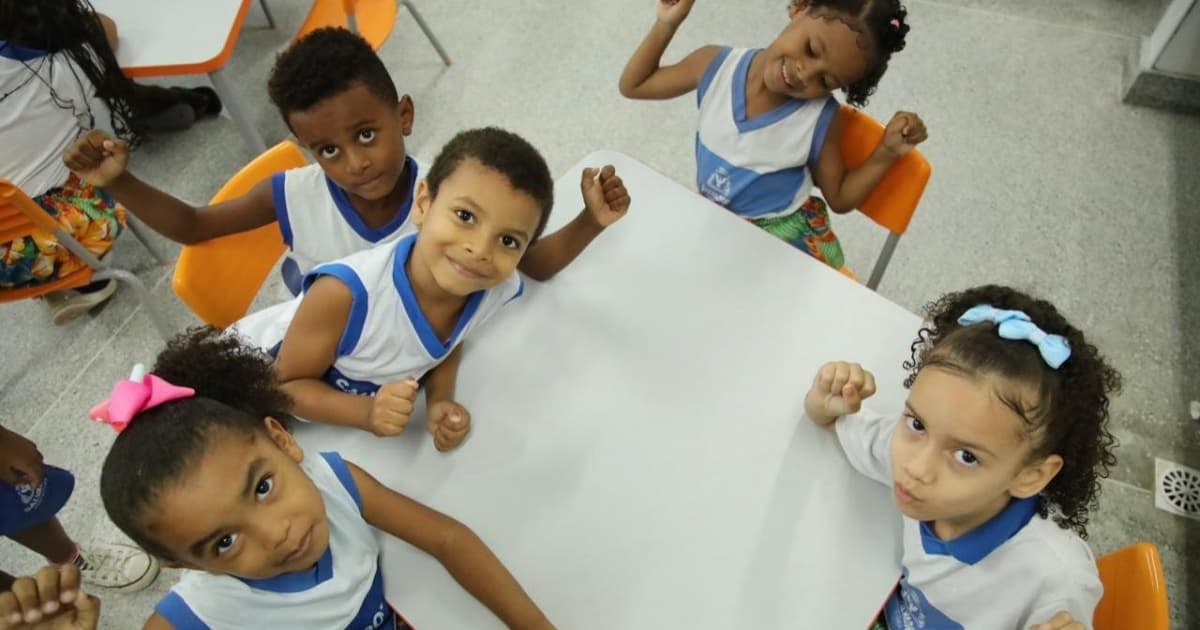 Crianças em creche da educação infantil escola publica de salvador