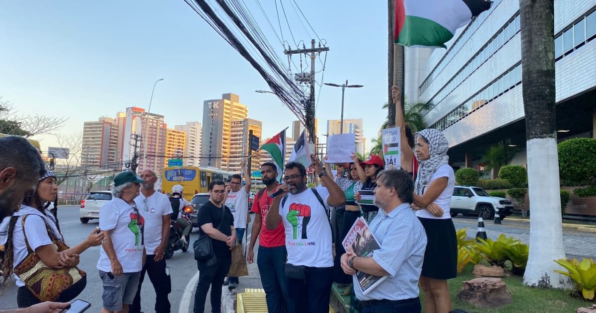 Manifestantes pró-Palestina protestam na Avenida Tancredo Neves nesta quinta-feira