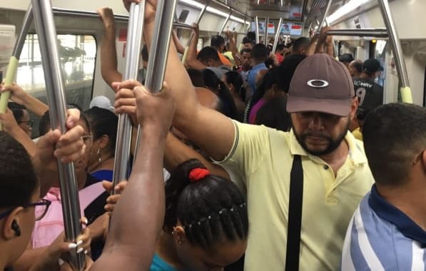 Lentidão na Linha 2 do metrô deixa vagões lotados na manhã desta quarta