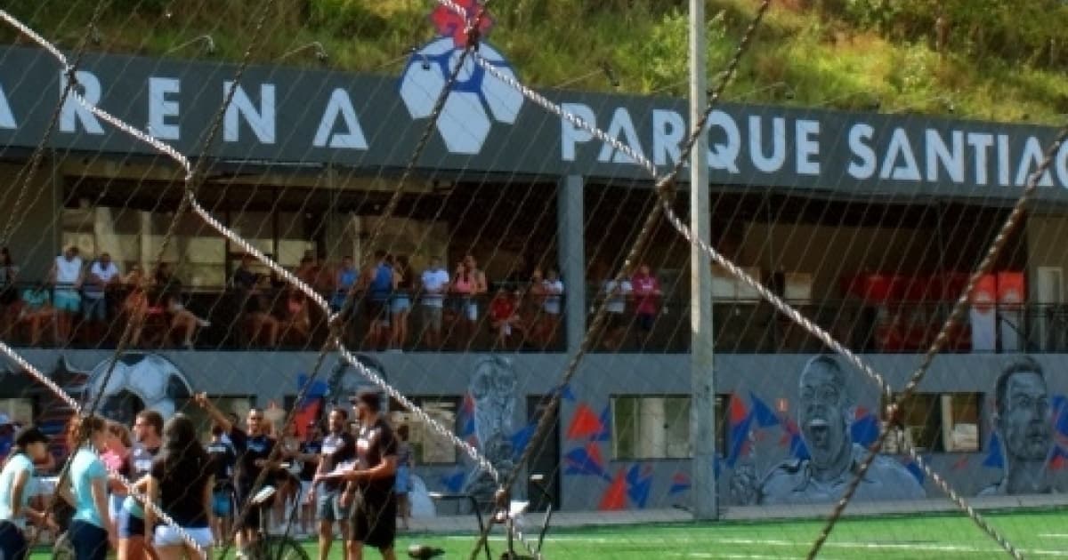Policial militar interrompe confusão em partida de futebol de adolescentes com tiros em Salvador