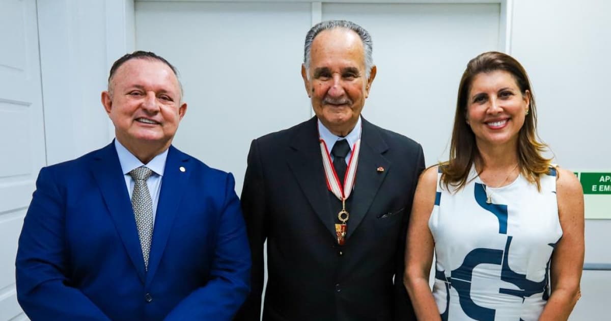  Adolfo Menezes recebe título de Comendador da Ordem do Mérito da Liga Baiana Contra o Câncer 