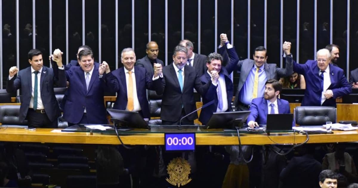 Lira e deputados comemoram a reforma tributária