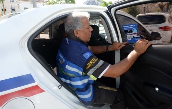 Agentes da Semob realizam ação com taxistas em Salvador 