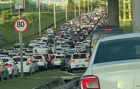 Motoristas encontram trânsito intenso na Avenida Paralela, sentido aeroporto 