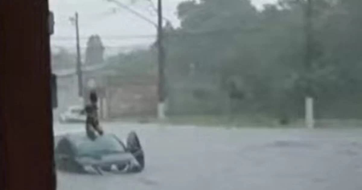 VÍDEO: Mulher é flagrada em cima do carro durante forte chuva