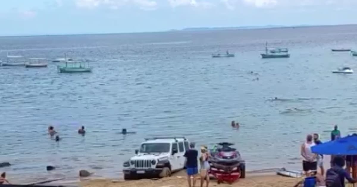 VÍDEO: Carro fica atolado ao tentar rebocar jet ski no Porto da Barra