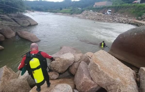Menina de 4 anos desaparece após escorregar de pedra e cair em rio 