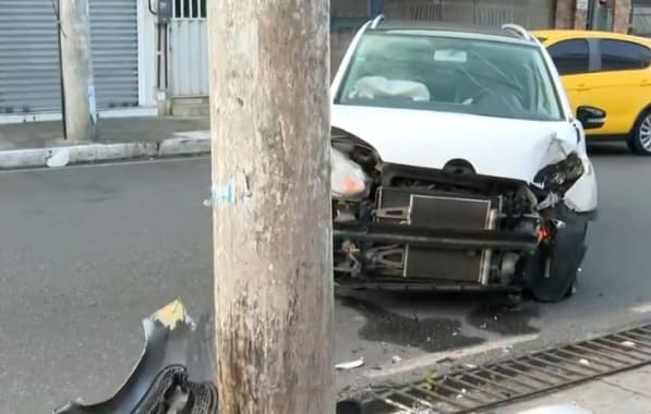 Motorista bate carro em poste no Rio Vermelho e fica ferido