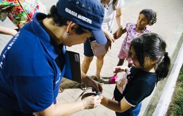 Festival Virada Salvador: Guardas municipais entregam pulseira de identificação para crianças na entrada da Arena