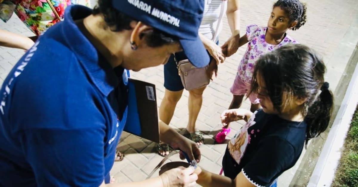 Festival Virada Salvador: Guardas municipais entregam pulseira de identificação para crianças na entrada da Arena