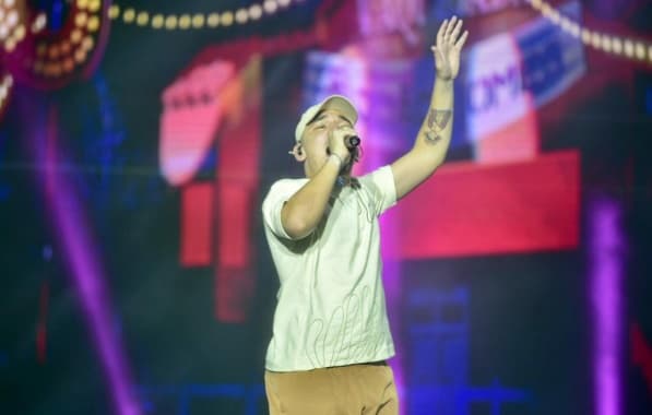 VÍDEO: João Gomes canta “Piloto” de Flora Matos no Festival Virada Salvador 