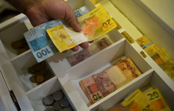 Salário mínimo de R$ 1.412 entra em vigor nesta segunda-feira 