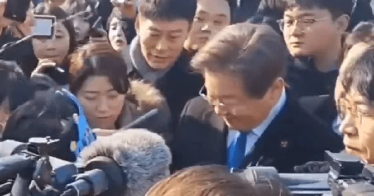 Líder da oposição na Coreia do Sul é esfaqueado no pescoço; vídeo mostra momento do ataque 
