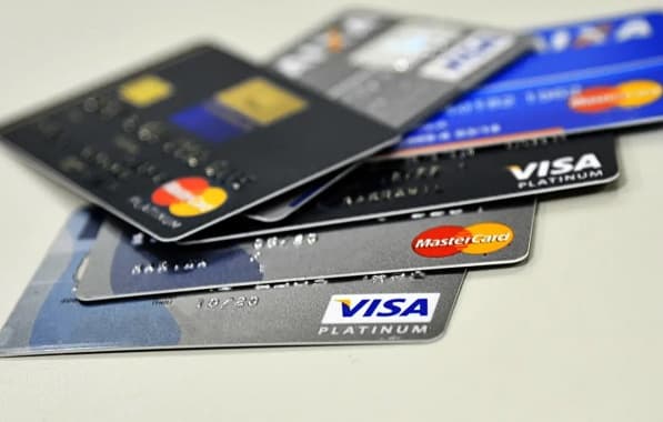 Já estão valendo as novas regras que limitam os juros no cartão de crédito ao teto de 100% da dívida