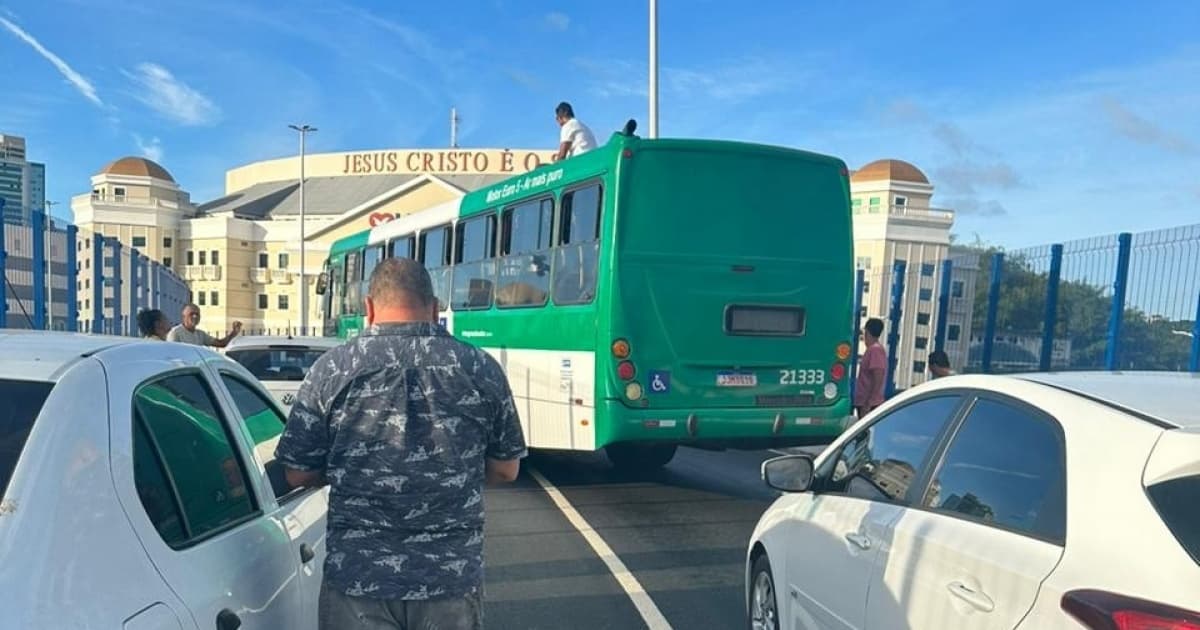 Rodoviário sobe em teto de ônibus e trava trânsito na região da Rodoviária de Salvador