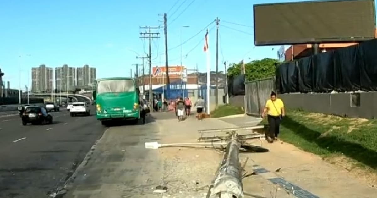 Poste fica caído em calçada após ser derrubado por carro em Salvador 