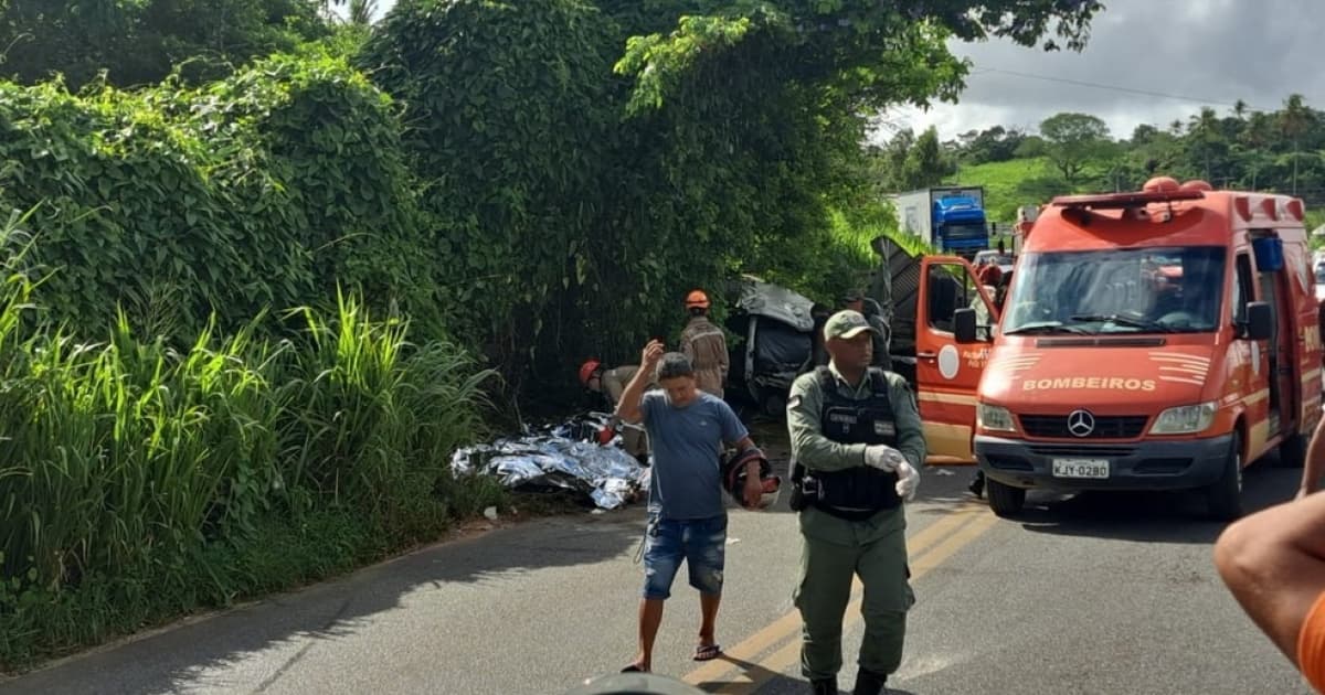 Colisão entre caminhão e Kombi deixa oito mortos em Pernambuco 