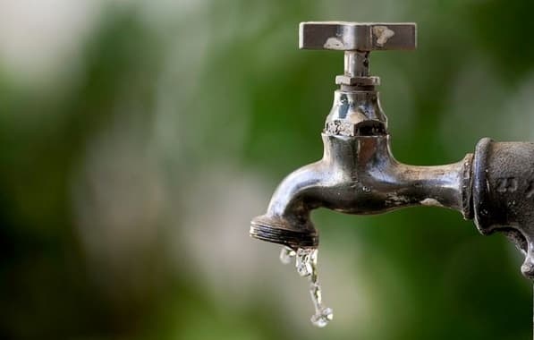 Fornecimento de água em bairros afetados por vazamento de adutora é parcialmente regularizado