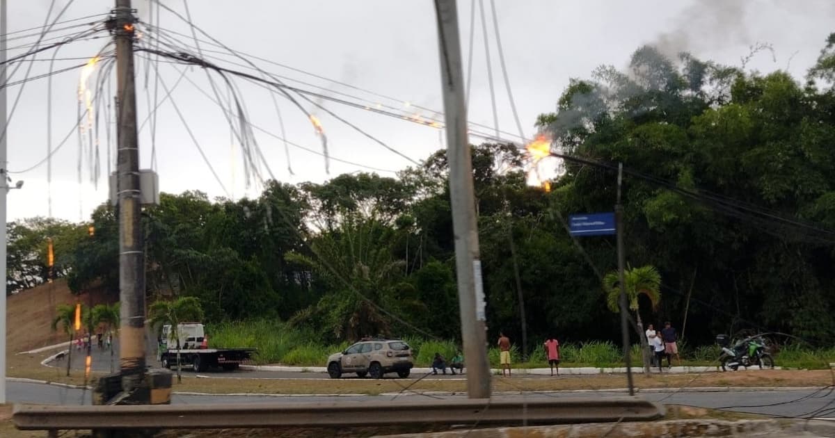 Carreta derruba poste na Avenida Paralela, fios ficam em chamas e trânsito paralisado