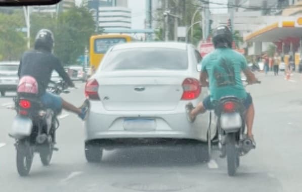 VÍDEO: Motociclistas inovam e fazem "reboque inusitado" ao empurrar carro em avenida de Salvador