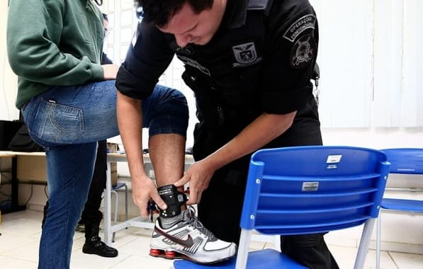 Senador propõe que regra para preso que usa tornozeleira eletrônica seja flexibilizada  